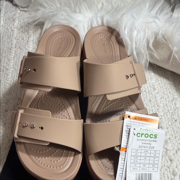 Crocs Women's Brooklyn Buckle Low Wedge sandals Size 9 Tan - Picture 4 of 11